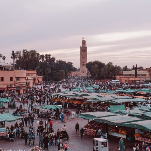eSIM-Nutzung in den Souks von Marrakesch
